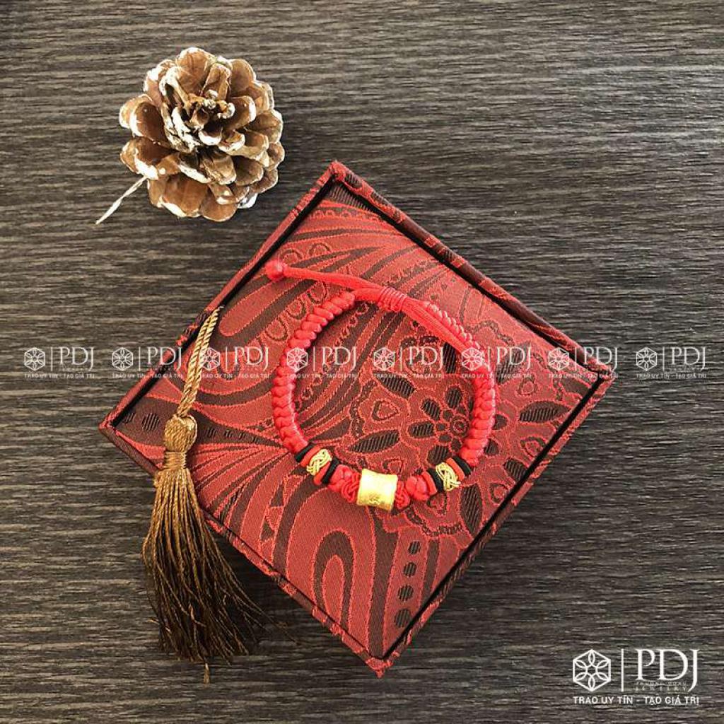 Vòng Tay Chỉ Đỏ Charm Trụ Bình An 24K M02 Vòng Tay Chỉ Đỏ Charm Trụ Bình An 24K M02