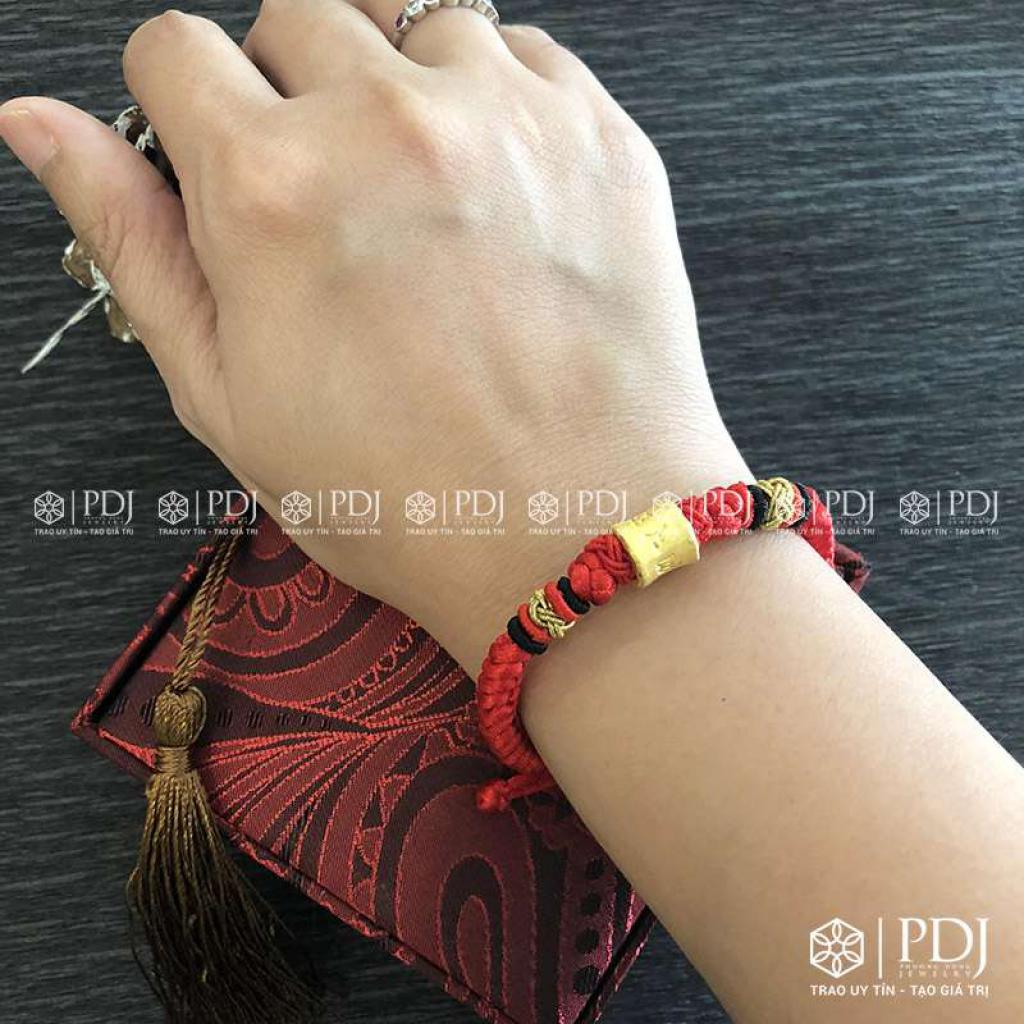 Vòng Tay Chỉ Đỏ Charm Trụ Bình An 24K M02