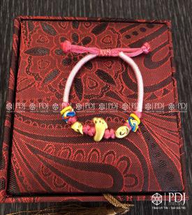 Vòng Tay Chỉ Hồng Charm Bàn Chân Phật, Nén Vàng 24K Vòng Tay Chỉ Hồng Charm Bàn Chân Phật, Nén Vàng 24K