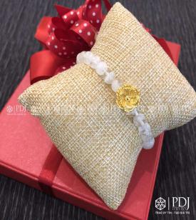 Vòng Đá Thạch Anh Trắng 6 Ly Charm Hoa Mai 24K Vòng Đá Thạch Anh Trắng 6 Ly Charm Hoa Mai 24K