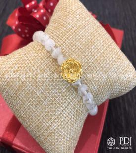 Vòng Đá Thạch Anh Trắng 6 Ly Charm Hoa Mai 24K Vòng Đá Thạch Anh Trắng 6 Ly Charm Hoa Mai 24K