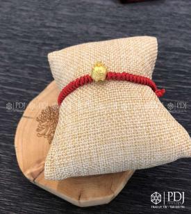 Vòng Tay Chỉ Đỏ Charm Heo Đội Tiền 24K
