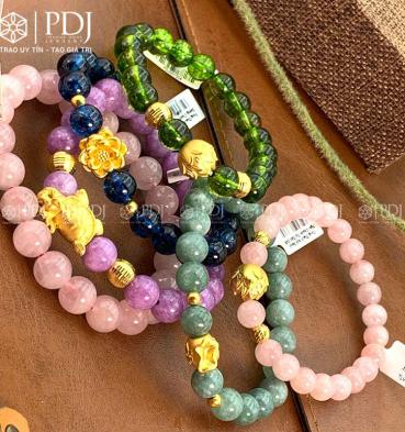 Những cách đeo vòng tay phong thủy giúp chủ nhân hút may mắn,...