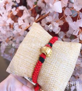 Vòng Tay Chỉ Đỏ Charm Heo Vàng 24K Vòng Tay Chỉ Đỏ Charm Heo Vàng 24K