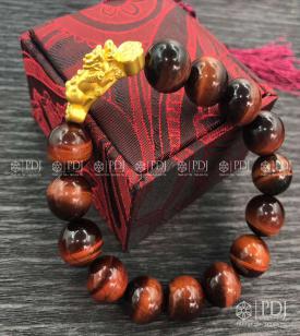 Vòng đá mắt hổ đỏ charm tỳ hưu cưỡi gậy như ý Vòng đá mắt hổ đỏ charm tỳ hưu cưỡi gậy như ý