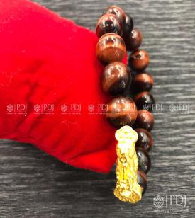 Vòng đá mắt hổ đỏ charm tỳ hưu cưỡi gậy như ý