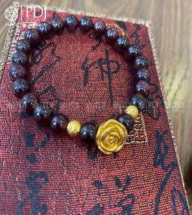 Vòng Đá Thạch Hồng Lựu 8 Ly Mix Charm Hoa Hồng, Bi vàng 24K Vòng Đá Thạch Hồng Lựu 8 Ly Mix Charm Hoa Hồng, Bi vàng 24K