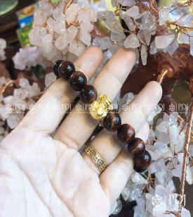 Vòng Mắt Hổ Đỏ Charm Ông Thần Tài Bạc Si