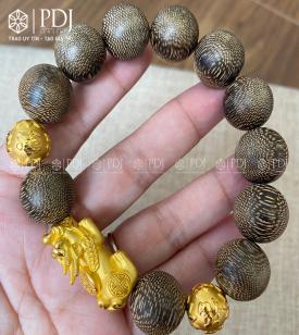 Vòng Gỗ Trầm Hương 15 Ly Mix Charm Tỳ Hưu, Bi Chú Bình An Vàng 24K Vòng Gỗ Trầm Hương 15 Ly Mix Charm Tỳ Hưu, Bi Chú Bình An Vàng 24K