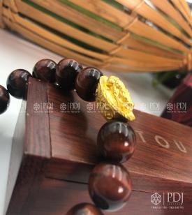 Vòng Đá Mắt Hổ Đỏ Charm Tỳ Hưu Cưỡi Đĩnh Vàng 24K Vòng Đá Mắt Hổ Đỏ Charm Tỳ Hưu Cưỡi Đĩnh Vàng 24K