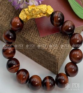 Vòng Đá Mắt Hổ Đỏ Charm Tỳ Hưu Cưỡi Gậy Như Ý Vàng 24K Vòng Đá Mắt Hổ Đỏ Charm Tỳ Hưu Cưỡi Gậy Như Ý Vàng 24K