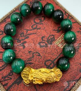 Vòng Đá Mắt Hổ Xanh Lá Charm Tỳ Hưu Cưỡi Gậy Như Ý Vàng 24K Vòng Đá Mắt Hổ Xanh Lá Charm Tỳ Hưu Cưỡi Gậy Như Ý Vàng 24K