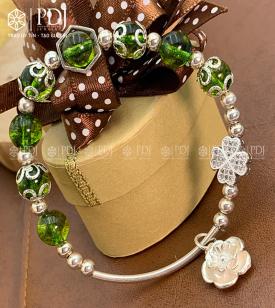 Vòng Đá Thạch Anh Xanh Lá 8 Ly Charm Chi Tiết Hoa Bạc Vòng Đá Thạch Anh Xanh Lá 8 Ly Charm Chi Tiết Hoa Bạc